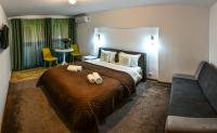 Habitación con cama grande y bañera de hidromasaje