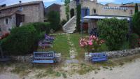 Gîte de caractère au pied du Mont Ventoux avec piscine couverte - Ferienwohnung
