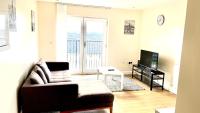 B&B Slough - Holiday Flat in Central Slough near to London Heathrow and Windsor with Free Car Park - Bed and Breakfast Slough