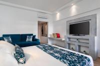 Junior Suite with 1 Kingsize bed, single Sofa bed and terrace with private pool 