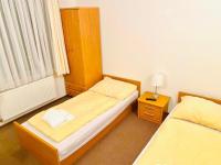 Tweepersoonskamer met 2 Aparte Bedden en Badkamer