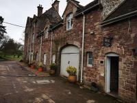 The Courtyard Apartment at Cefn Tilla Court, Usk - Chambres d’hôtes
