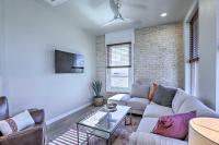 B&B San Marcos - Sleek, Newly Updated Downtown San Marcos Apt! - Bed and Breakfast San Marcos