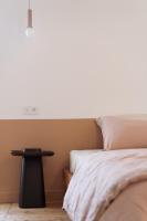 Zimmer mit Kingsize-Bett und Poolblick