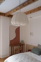 Zimmer mit Kingsize-Bett und Poolblick