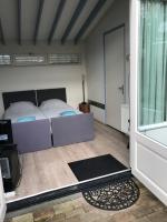 Zimmer mit Kingsize-Bett und Gartenblick.