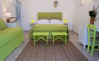 Dreibettzimmer mit Poolblick