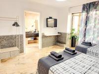Chambre Triple avec Salle de Bains Privative et Balcon