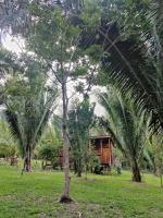 Habitación con cama grande y balcón