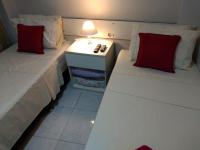 Lit Simple dans Dortoir Mixte