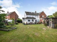 Specious 3bed property with parking & large garden - B&B Aveley