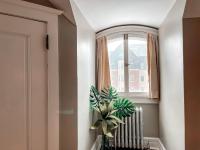 Standard Queen bed w/ shared bathroom
