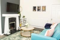 B&B Manchester - Trafford House - Stylish 3-bed home with private parking - Bed and Breakfast Manchester