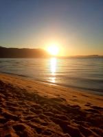 Pé na areia, casa na praia de frente para o mar - B&B Florianópolis