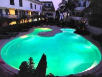 Penthouse with rooftopbar, Starlink WiFi, next to the beach! - B&B Santa Maria