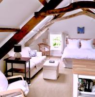 B&B Aberteifi - The Attic Apartment, Quay Street Studios Cardigan - Bed and Breakfast Aberteifi