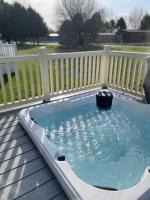 Falconers Lodge with Hot Tub - B&B Barmby on the Moor