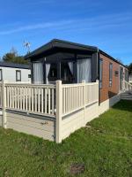 B&B Barmby on the Moor - Falconers Lodge with Hot Tub - Bed and Breakfast Barmby on the Moor