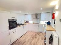 Westons Hideaway, 2 Bed, Free Parking, 6 mins walk to beach, - Ferienwohnung