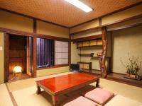 Zimmer im japanischen Stil mit eigenem Bad und Badewanne im Freien