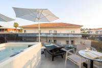 Dreibettzimmer mit Whirlpool und Gartenblick