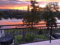 Ambiance Seine, appartement surplombant la Seine -51 M2, Anémone- - Chambres d'hôtes Thomery