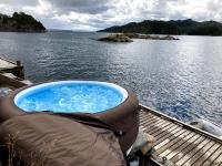 Bergen/Sotra:Waterfront cabin(s).Boat.Fish.Jacuzzi