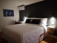 Zimmer mit Kingsize-Bett und Balkon