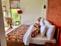 Habitación con cama extragrande y vistas a la montaña