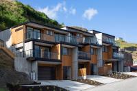 4 Bedroom Home with elevated views of Lake Wakatipu & The Remarkables - Chambres d’hôtes