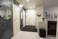 Modern design w/balcony, free parking,WiFi & A/C - B&B