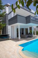 Sunrise hill villa with private pool - B&B
