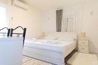 Zimmer mit Kingsize-Bett und Balkon