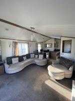 B&B Rhyl - E3 is a 2 Bedroom 6 berth Lodge on Whitehouse Leisure Park in Towyn near Rhyl close to beach with decking and private parking space This is a pet free caravan - Bed and Breakfast Rhyl