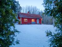Lidsbergs torp i Ölme från år 1910 Ett eget mysigt torp med kakelugn, lågt i tak, sovrum med dubbelsäng och 2 enkelsängar på loft med snedtak bäddsoffa i v-rum trädgård med gasgrill - B&B Kristinehamn