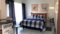 Habitación con cama grande y vistas al jardín