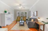 B&B Chicago - Stylish and Expansive 2BR Apt with Balcony - Buckingham 3 - Bed and Breakfast Chicago