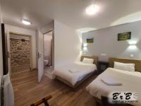 Tweepersoonskamer met 2 Aparte Bedden en Eigen Badkamer