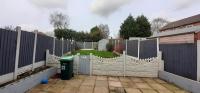 Ladbury House in Walsall near M6, Walsall Uni and Hospital, with free parking and easy access to Birmingham city centre, West Brom and Alexander Stadium, only 20 mins to NEC and Birmingham airport, 15 mins to Villa Park, Great for contractors - Chambres d'hôtes Bescot