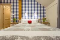 Luxury One-Bedroom Apartment II