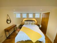 2 Bed 2 bath with Private Parking - B&B
