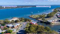 B&B Bongaree - Elegant Waterfront Gem where the Ocean meets the Canal! - Bed and Breakfast Bongaree