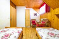 Chambre Lits Jumeaux avec Salle de Bains Commune