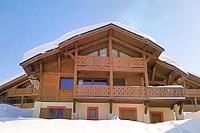 chalet Amitie familial de luxe avec JACUZZI, à 150 m des pistes de ski de la Turche, Parking privé, WIFI fibre, cheminée avec bois, - B&B