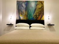 Habitación con cama extragrande.