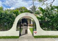 Entire private Beautiful 2 Bedroom plus Den House with gated front&back yard and Free parking 10min drive to Miami Beach - B&B