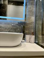 Adriatic Treasure Apt, Luxury & Beachfront - by BETA Premium - Chambres d’hôtes Golem