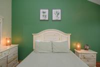 Habitación con cama grande y vistas al mar