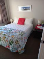 Habitación con cama grande y vistas al jardín