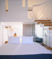 Compact Arched Sea View Loft Suite with Seasonal Outdoor Hot Tub